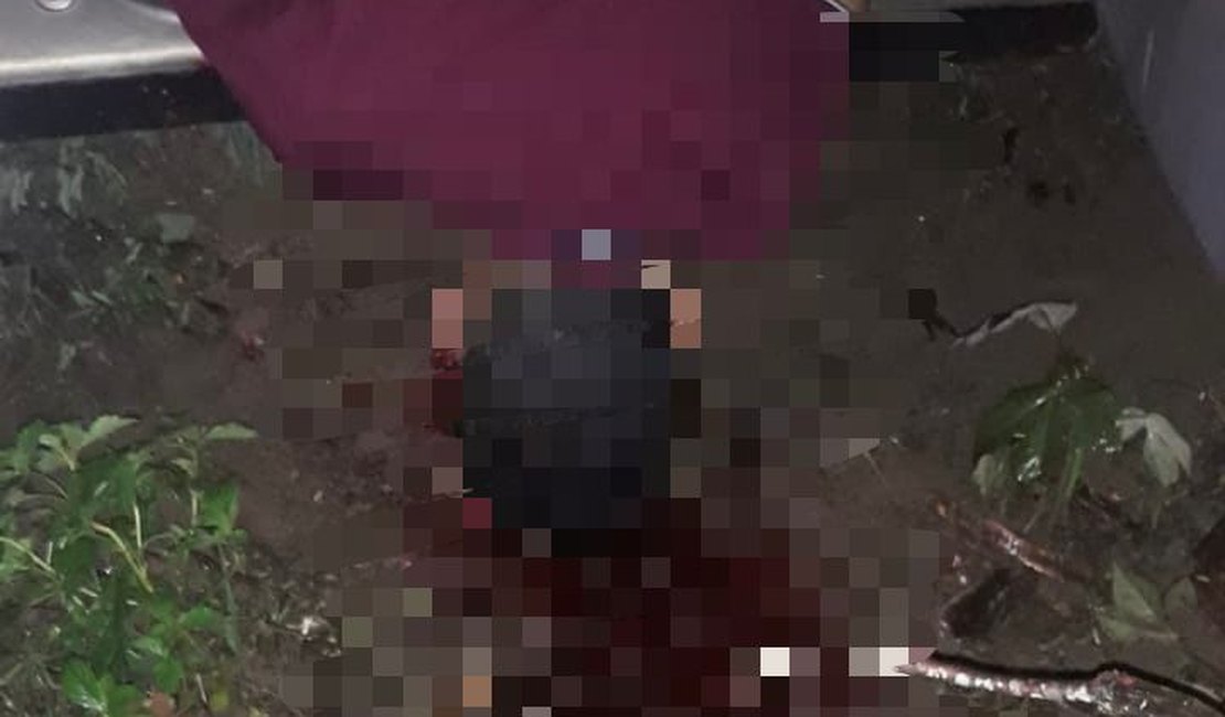 Homem é executado com disparos de arma de fogo dentro de veículo em Arapiraca