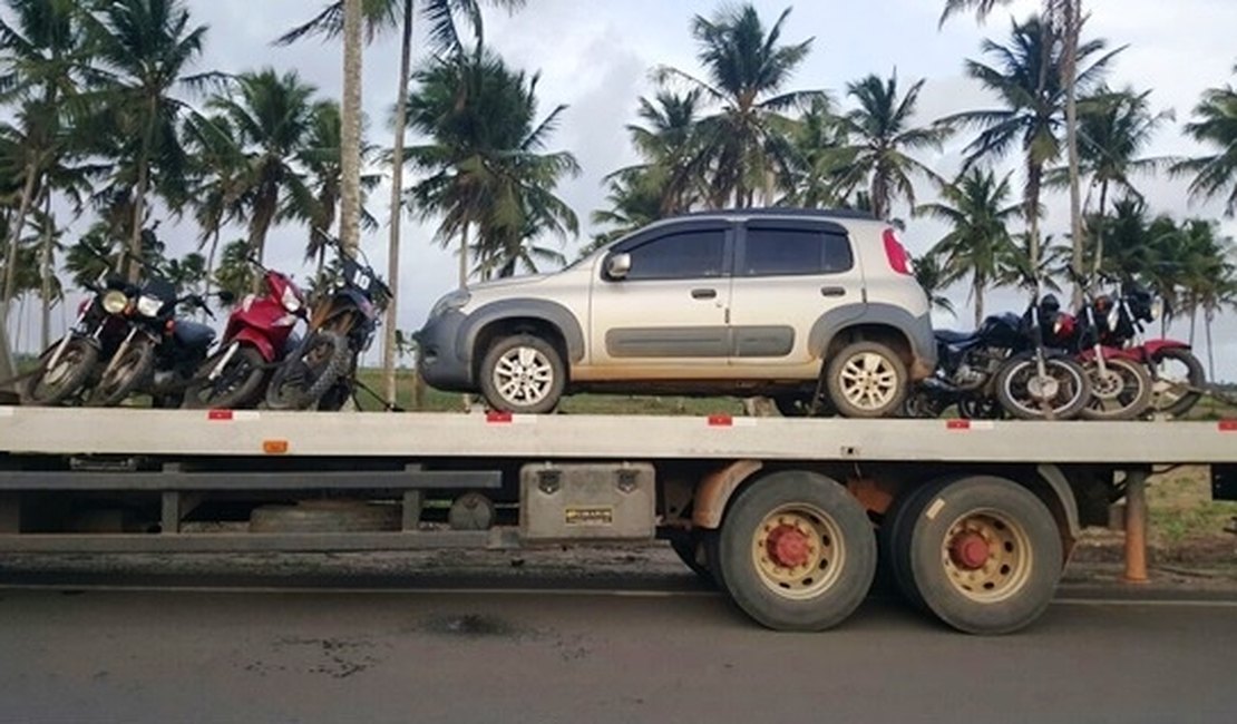 Polícia realiza operação e apreende veículos