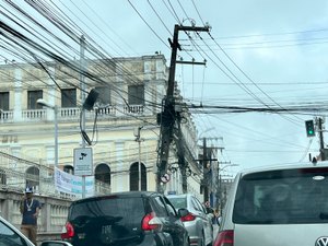 Poste ameaça cair no Centro de Maceió