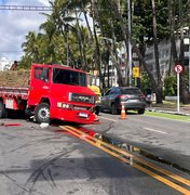 Acidente entre caminhão e carro deixa trânsito lento na orla de Ponta Verde