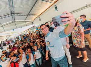 Prefeito JHC lança Escola Digital e democratiza acesso de alunos à tecnologia