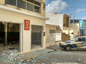 [Vídeo] Após quatro meses, assaltantes explodem novamente agência do Bradesco