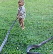 Bebê australiano puxa cobra de 2 metros para fora do jardim