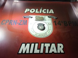 Jovens tentam fugir de abordagem policial e descartam entorpecente em Messias