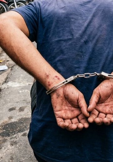 Homem é acusado de abusar de criança e populares quebram portão para agredi-lo em Igaci