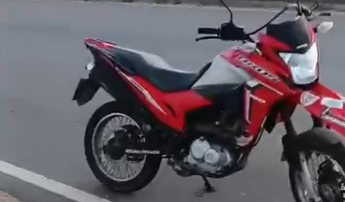 [Vídeo] Moto é encontrada abandonada em frente à Cilel, em Arapiraca