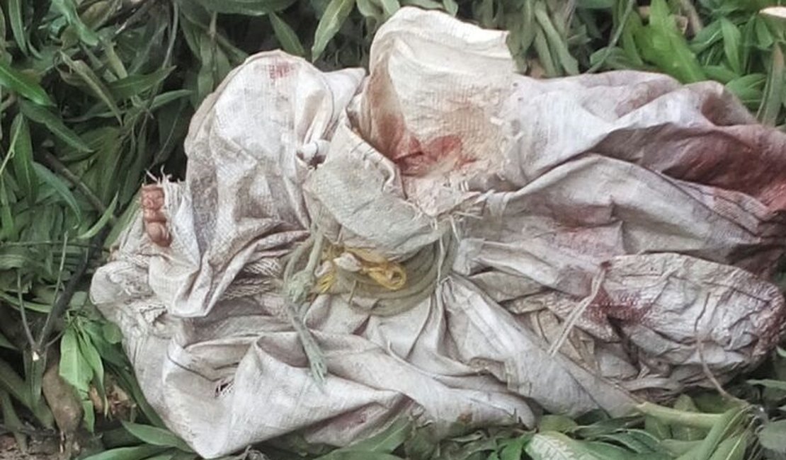 Corpo decapitado é encontrado com as mãos amarradas dentro de saco plástico
