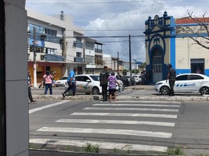Familiares de taxista desaparecido bloqueiam avenida para chamar atenção da polícia 