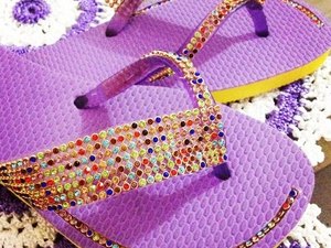 Havaianas ganham glamour nas mãos talentosas de artesã de Arapiraca