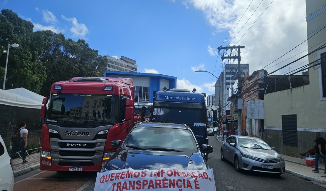 Carreata de permissionários da Ceasa congestiona trânsito no Centro de Maceió