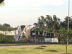 Torcida corintiana protesta em frente ao CT