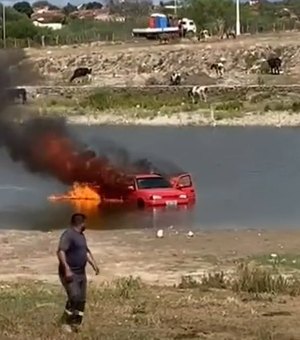 Carro pega fogo e é jogado em barragem para conter as chamas em Piranhas