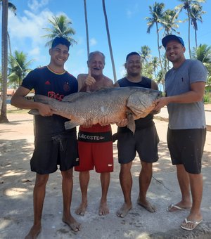 Pescador de Japaratinga pega peixe de 70kg e 1,20m