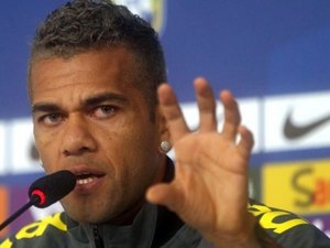 Afiado, Daniel Alves distribui patadas a críticos e detona ex-jogador inglês