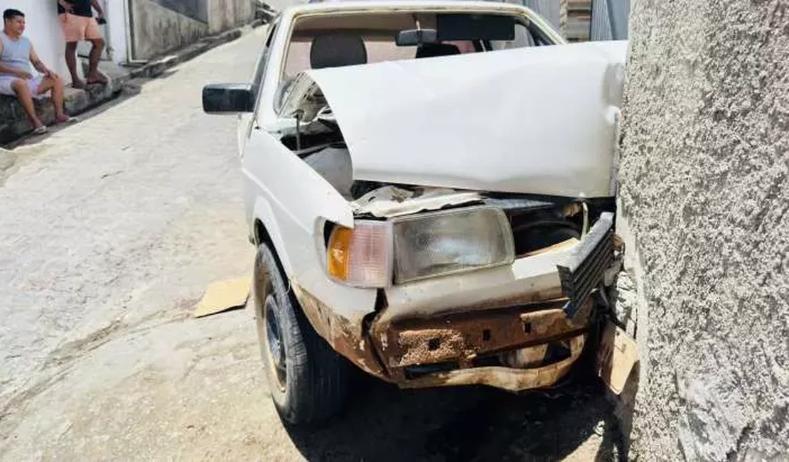 Carro desgovernado atinge muro de residência e deixa feridos em Joaquim Gomes
