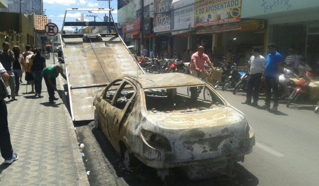 Carcaça de carro incendiado é removido do centro da Arapiraca
