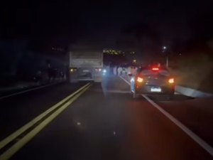 Colisão entre carreta e carro deixa vítima gravemente ferida no Sertão de AL