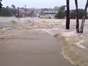 [Vídeo] Ponte de acesso a Limoeiro de Anadia é inundada por riacho que transbordou