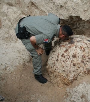 Esfera que apareceu em praia do Japão pode ser mina marítima igual a encontrada em Maragogi em 2010