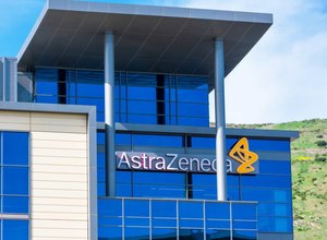 Vacina adaptada a variantes pode levar até 9 meses, diz AstraZeneca