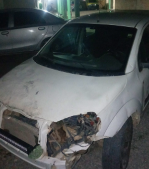 Condutor inabilitado é flagrado fazendo manobras perigosas com carro repleto de irregularidades