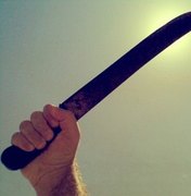 Menor de idade com facão ameaça homem em Peroba