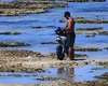 Homem é detido após trafegar com moto elétrica sobre corais na Ponta Verde