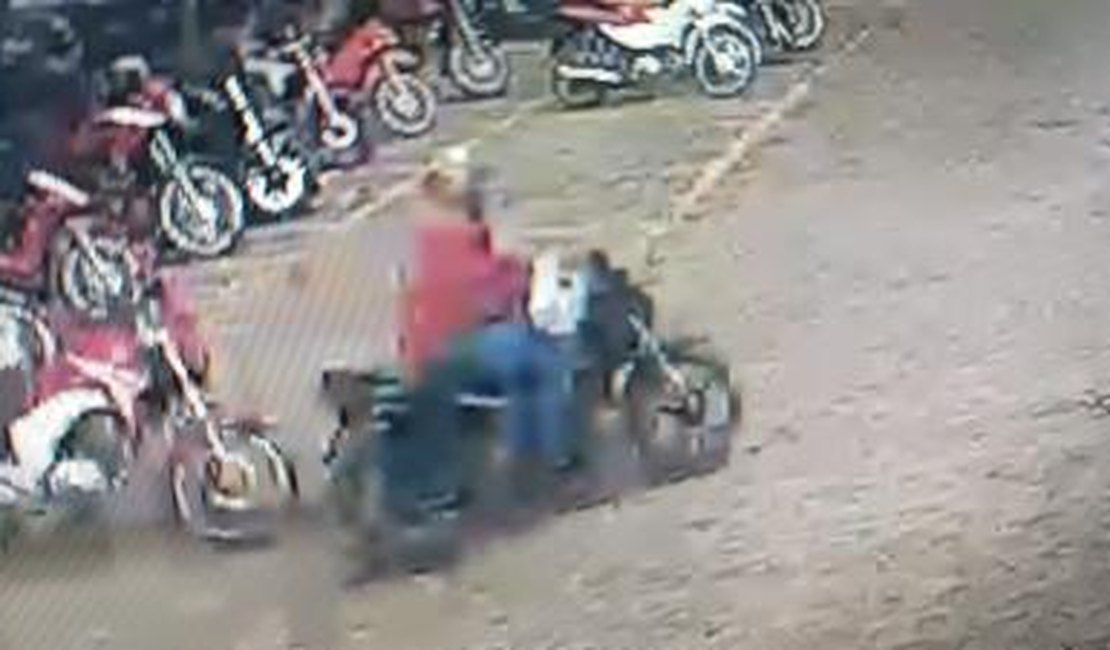 [Vídeo] Motoqueiro furta capacete dentro do campus da Ufal em Arapiraca