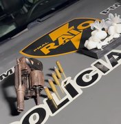 Homem é preso com arma de fogo e cocaína no bairro Fernão Velho