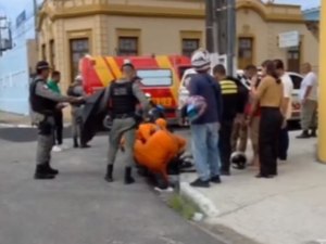 Batida entre viatura da PM e moto por app deixa ferido no bairro do Farol
