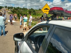 Mulher cai de moto após passar em lombada e morre, na AL-110