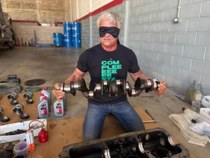 [Vídeo] Mecânico de Arapiraca aceita desafio inusitado e monta motor com os olhos vendados