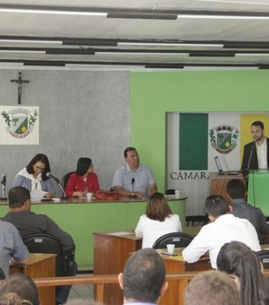 Secretário atende chamado de vereadores e presta conta sobre as obras em Arapiraca 