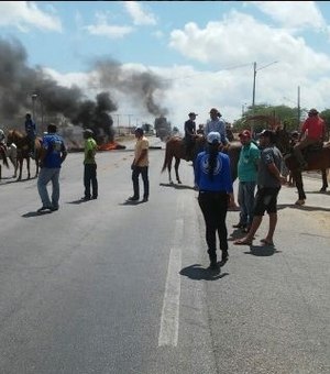 Vaqueiros interditam rodovias do Sertão de Alagoas em protesto contra decisão do STF