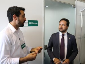 Nivaldo Barbosa conhece sala da OAB instalada na Central do Morador