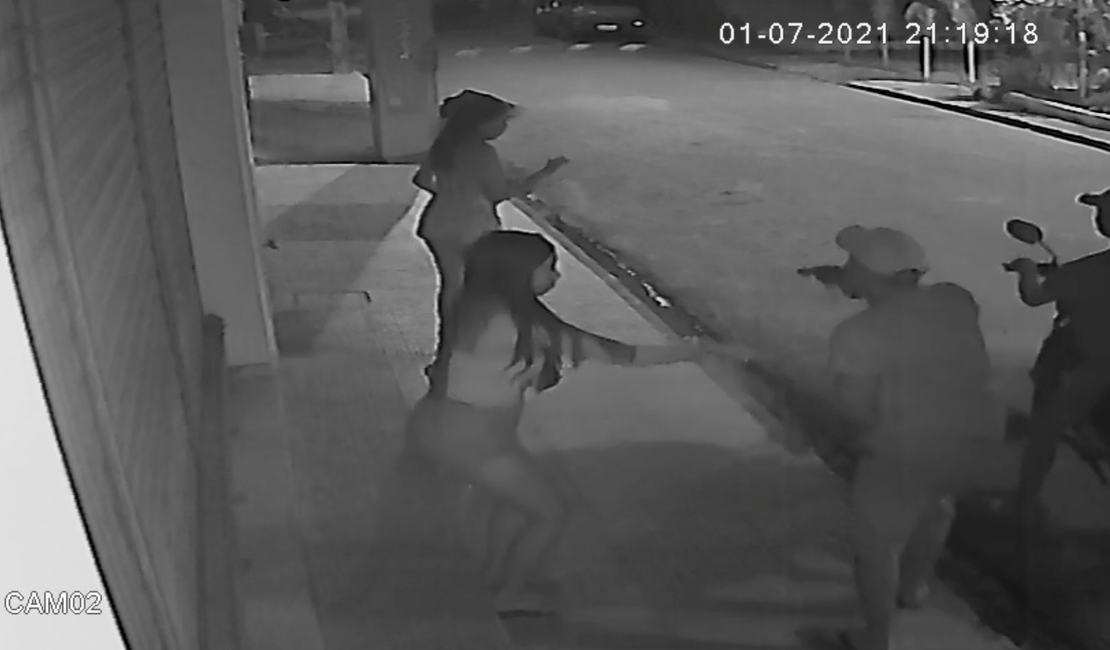 [Vídeo] Jovens são agredidas e assaltadas por dupla armada em Porto Calvo