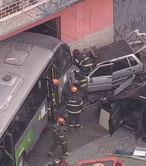 Micro-ônibus perde o controle e bate em 3 carros na Brasilândia, Zona Norte de SP; 5 pessoas ficam feridas