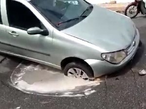 [Vídeo] Carro fica preso em buraco após asfalto ceder em Arapiraca