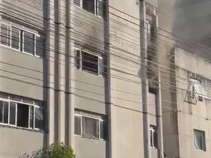 Incêndio atinge apartamento em prédio residencial na Ponta Verde, em Maceió