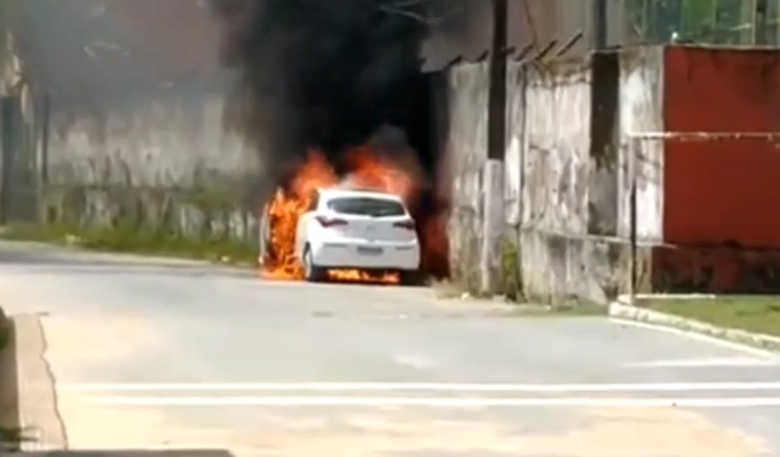 Carro é visto pegando fogo no bairro de Fernão Velho em Maceió