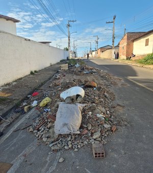 Moradores descartam lixo irregularmente em área próxima a escola em Arapiraca
