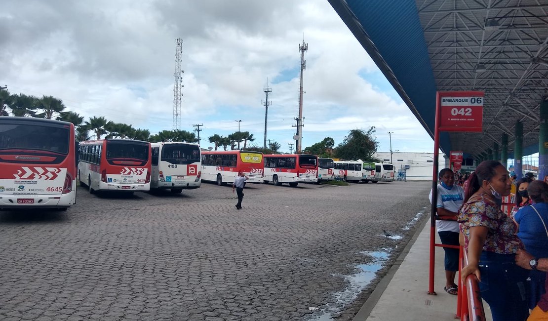 Idoso é preso após assediar adolescente em ônibus do Benedito Bentes