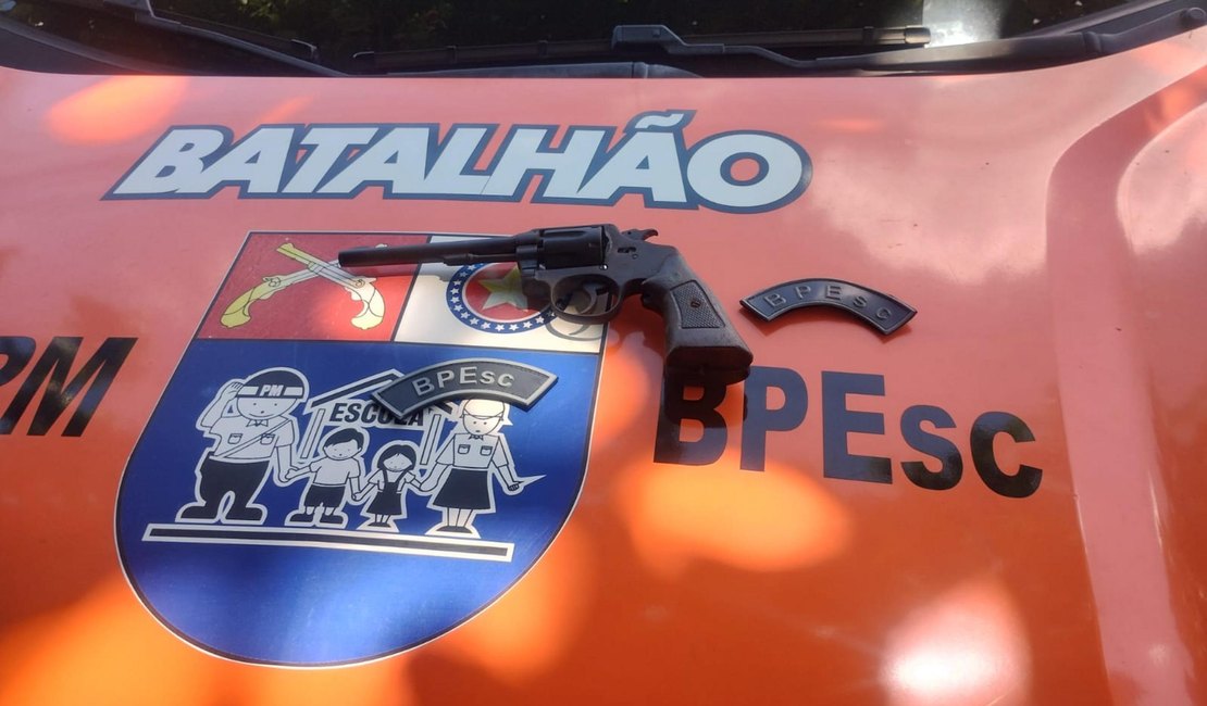 Polícia Militar prende quatro homens e apreende arma de fogo em Maceió