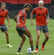 Em clima leve, Flamengo treina com força máxima no Uruguai