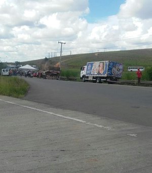População fecha BR em protesto contra o desaparecimento de motorista de caminhão
