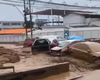 'Cachoeira de barro' é vista levando carros no Chile após tempestade