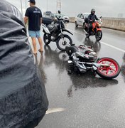 Colisão entre carro e moto deixa jovem ferido no Viaduto IB Gatto Falcão