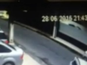 Câmeras de segurança de galeria flagram roubo de veículo contra idosas