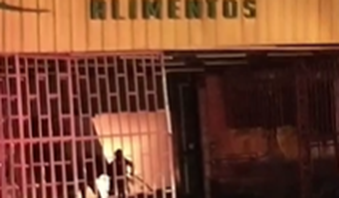 [Vídeo] Fogo destrói dependências de empresa atacadista de alimentos em Rio Largo