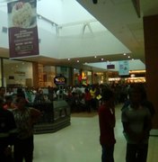 Multidão lota shopping de Maceió em busca de oportunidades de emprego